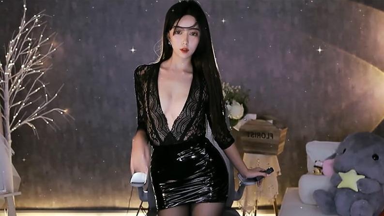 虎牙瑶池石瑶真空定制热舞视频太狠了！黑丝深V+整活动作每一秒都高能(5分19秒)