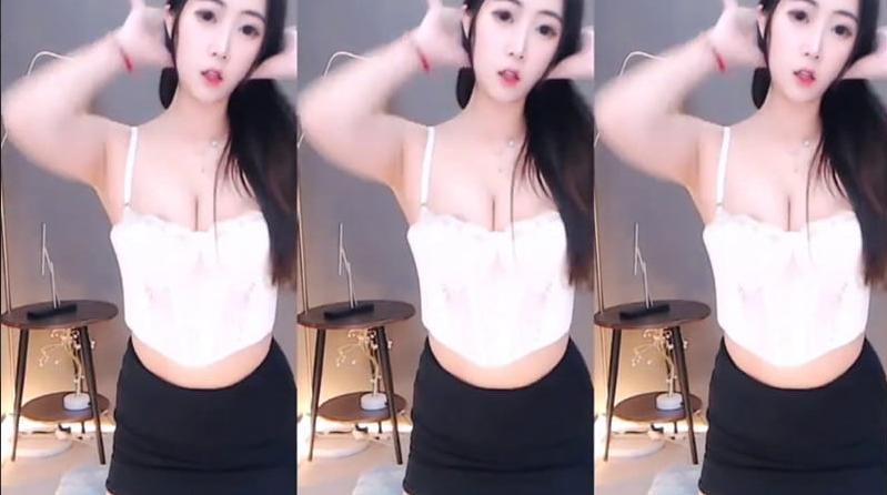 网易CC小乖乖付费群热舞合集上线：白束胸+开背裙视觉冲击太猛[4V/911.3M]