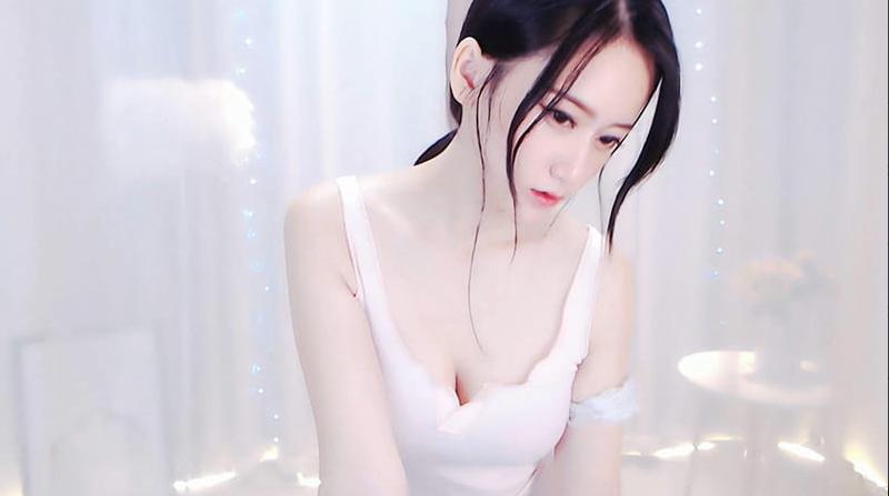 虎牙mini定制热舞穿蕾丝抹胸趴沙发，这组视频杀疯了[5V/418MB]