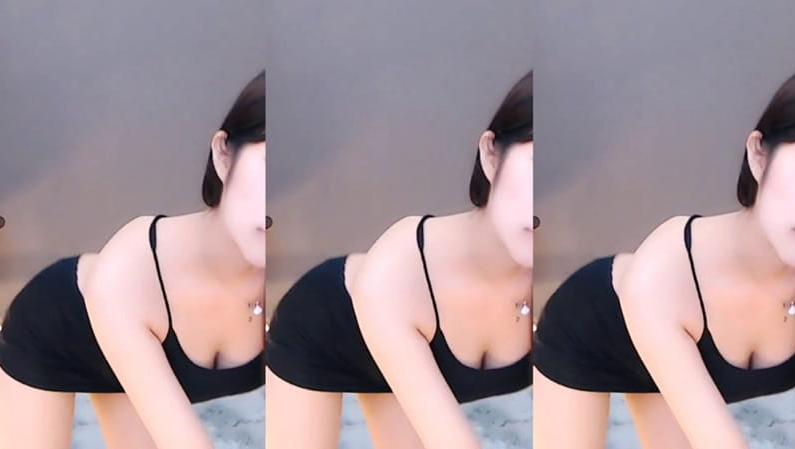 网易CC小乖乖付费群热舞合集上线：白束胸+开背裙视觉冲击太猛[4V/911.3M]