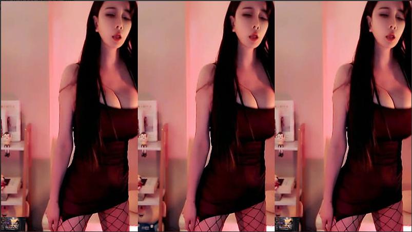 网易CC直播麦子19秒定制抖胸舞疯传！黑丝吊带渔网+猫耳造型太辣太撩！