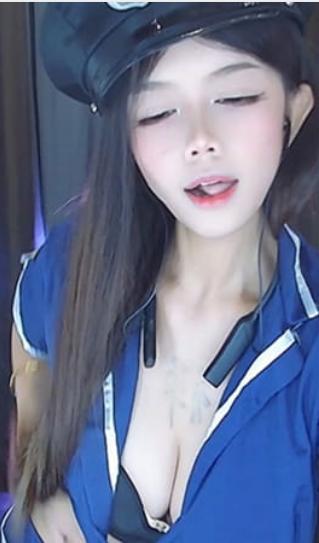 网易CC苏南南黑丝+警服造型付费群定制热舞高能执法4分多钟！