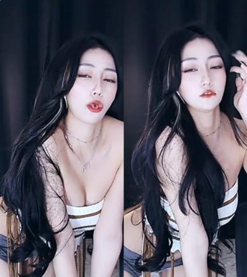 网易CC乖乖女星也付费群白条纹上衣定制热舞视频，性感臀部爆发[3分19]