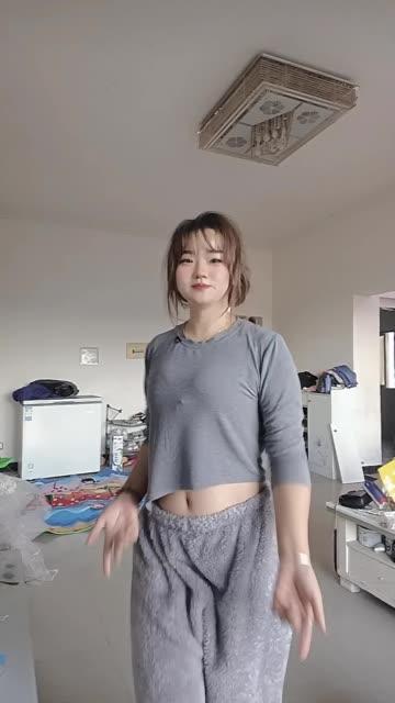 CC小微微至尊版舞蹈，她的舞蹈风格如何吸引粉丝的目光？