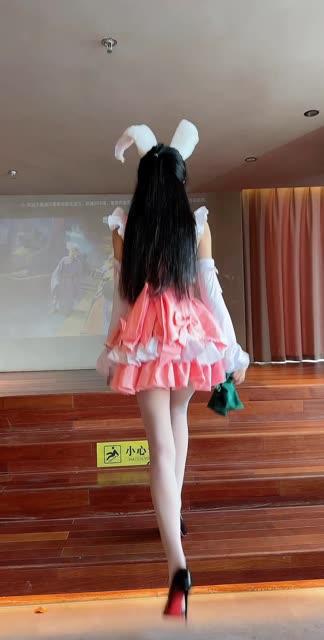 桃诗诗定制舞蹈与粉丝互动，她如何通过定制舞蹈与粉丝互动并提升热度