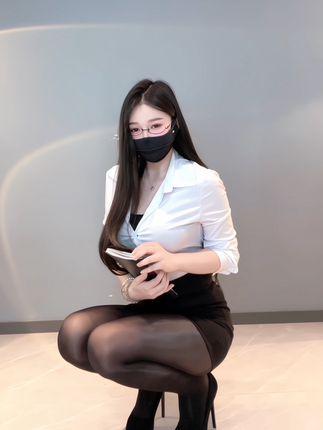 斗鱼主播何菱的舞蹈群视频大全，收录她所有精彩舞蹈视频