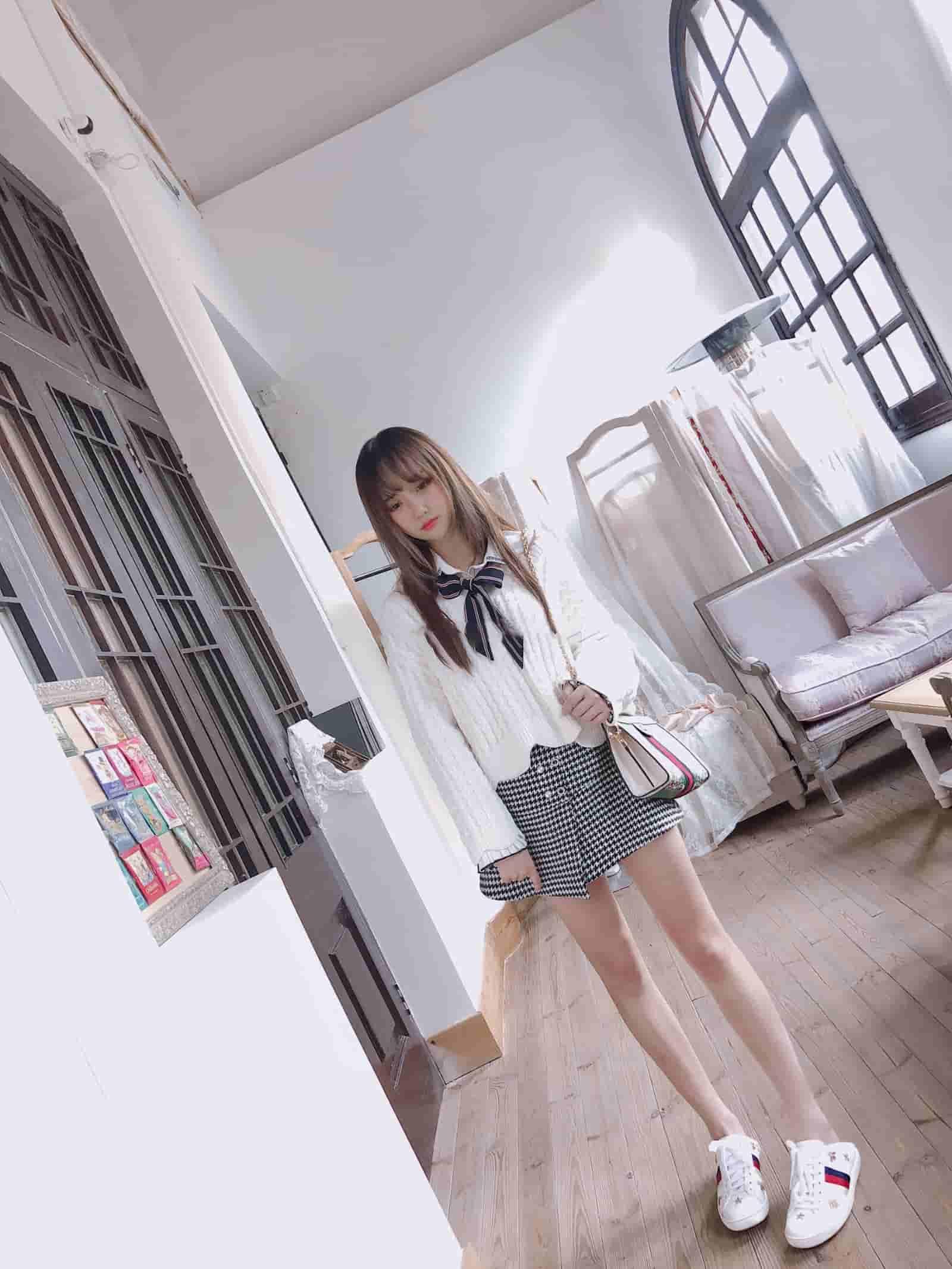 过期米线线喵优等生绝美图片，过期米线线喵没p过的日常素颜图包？