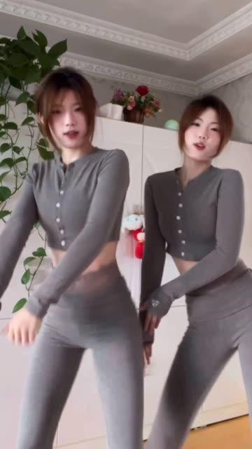 网易CC欣彤土豪群定制跳舞丁字内露透视森林火爆舞蹈视频内容揭秘，欣彤土豪群定制舞蹈热辣曝光