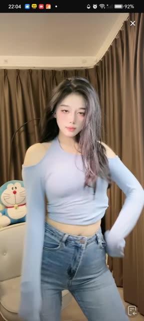 网易CC雪梨直播最新视频，看她如何与粉丝互动并展示舞蹈魅力