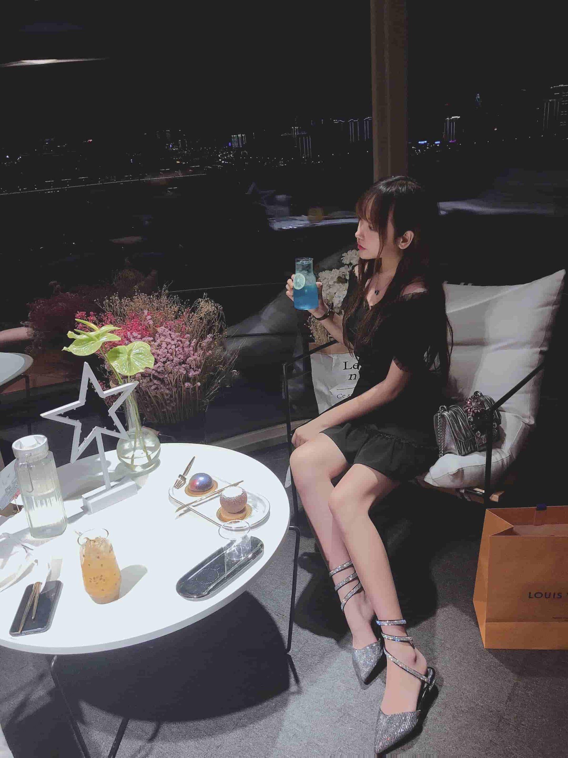 过期米线线喵六点半的月亮和白色吊带cos图片欣赏 过期米线线喵六点半的月亮和白色吊带cos图片欣赏