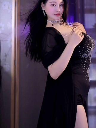 虎牙小海臀花岛主舞蹈合集，她的独特魅力与表演风采