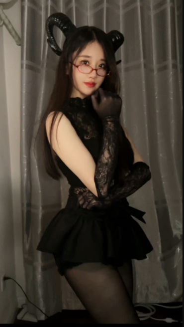 斗鱼一姐轩子海外直播超开放，水友表示：穿衣细节满分！