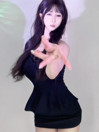 CC奶尤最新热舞表演，如何在社交媒体上找到她的动态？