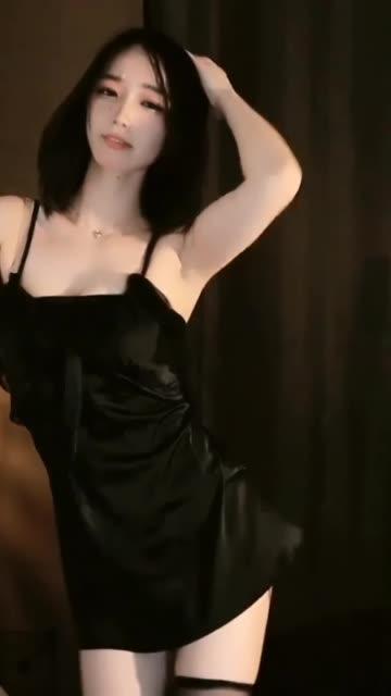 刘钞钞首次三点定制视频，独家内容引发热议