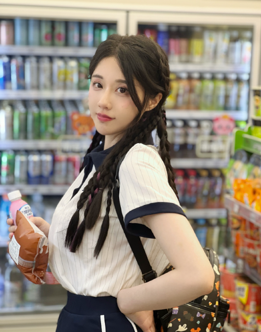 斗鱼一姐轩子海外直播超开放，水友表示：穿衣细节满分！