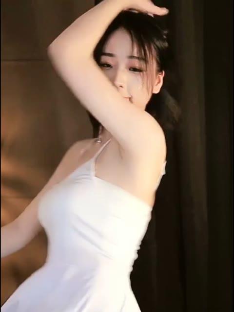 虎牙主播刘钞钞大摆锤舞蹈，她如何定义经典？