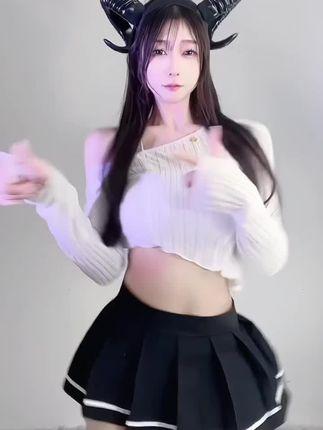 网易CC奶尤嘬手手舞蹈,可爱与性感的结合 网易CC奶尤嘬手手舞蹈,可爱与性感的结合