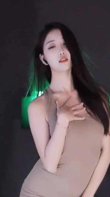 斗鱼糯米团子和饼干的区别，分析糯米团子吖与饼干主播的风格差异