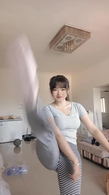 CC小微微至尊版舞蹈，她的舞蹈风格如何吸引粉丝的目光？