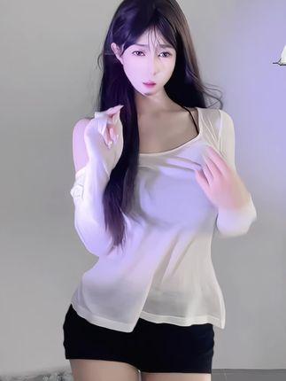 网易CC奶尤双视角秀玉足，从不同视角感受她的舞蹈美感