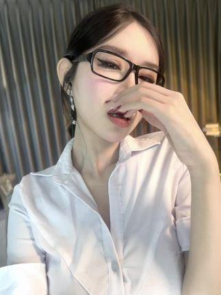 网易CC舞蹈主播小恩雅私人定制作品，直播间内的妩媚舞者