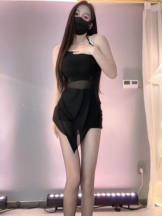 斗鱼主播何菱的微博号是多少，获取她的微博号并了解她的最新活动