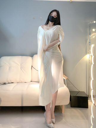 斗鱼主播何菱年龄多大，了解她的年龄和事业发展背景