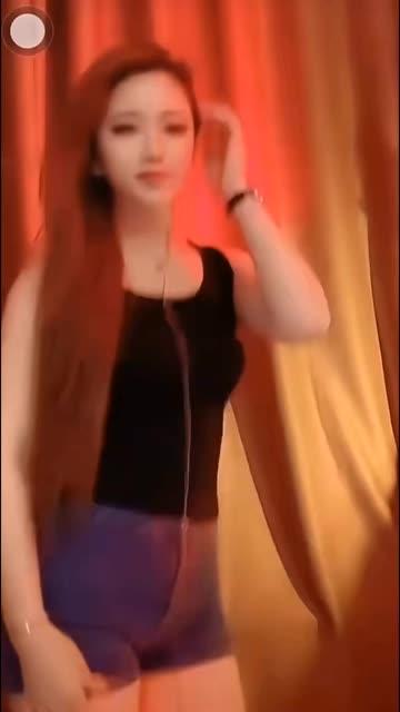 CC小燃燃巴黎世家舞蹈表演,从时尚到舞蹈的独特风格 CC小燃燃巴黎世家舞蹈表演,从时尚到舞蹈的独特风格