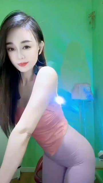 网易CC小燃燃舞蹈风采，她的订制作品如何吸引粉丝？