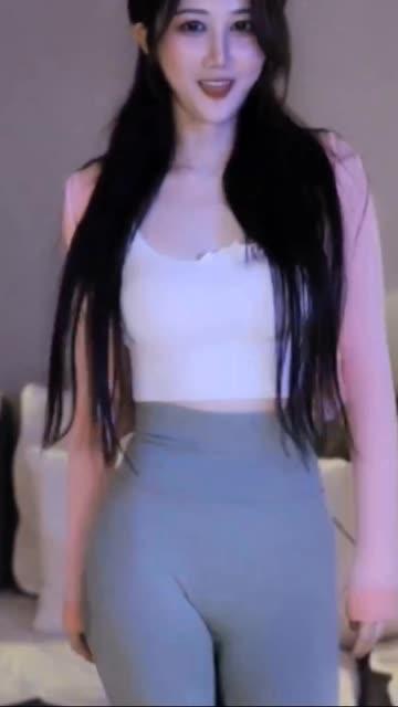 网易CC小燃燃舞蹈风采，她的订制作品如何吸引粉丝？