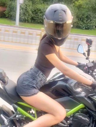 网易CC温婉表情舞合集,经典舞步与表情的完美结合 网易CC温婉表情舞合集,经典舞步与表情的完美结合