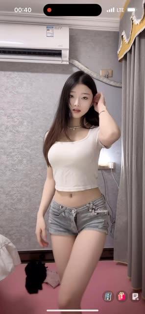 CC尤物星莱铛铛土豪群定制热舞完整版，奢华表演独家呈现