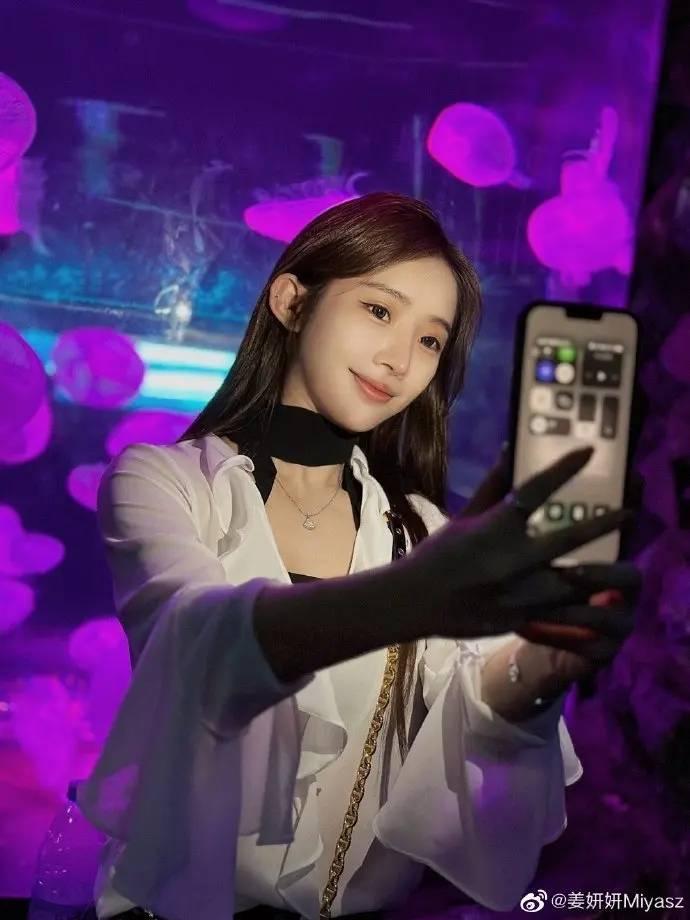 斗鱼女主播奶优米改名姜妍妍，现身站外开播