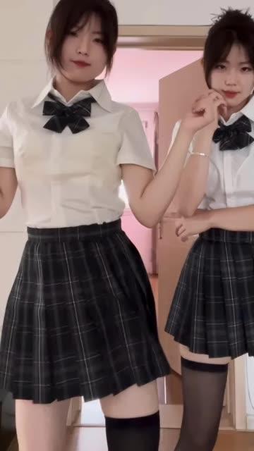 网易CC欣彤土豪群定制跳舞丁字内露透视森林火爆舞蹈视频内容揭秘，欣彤土豪群定制舞蹈热辣曝光