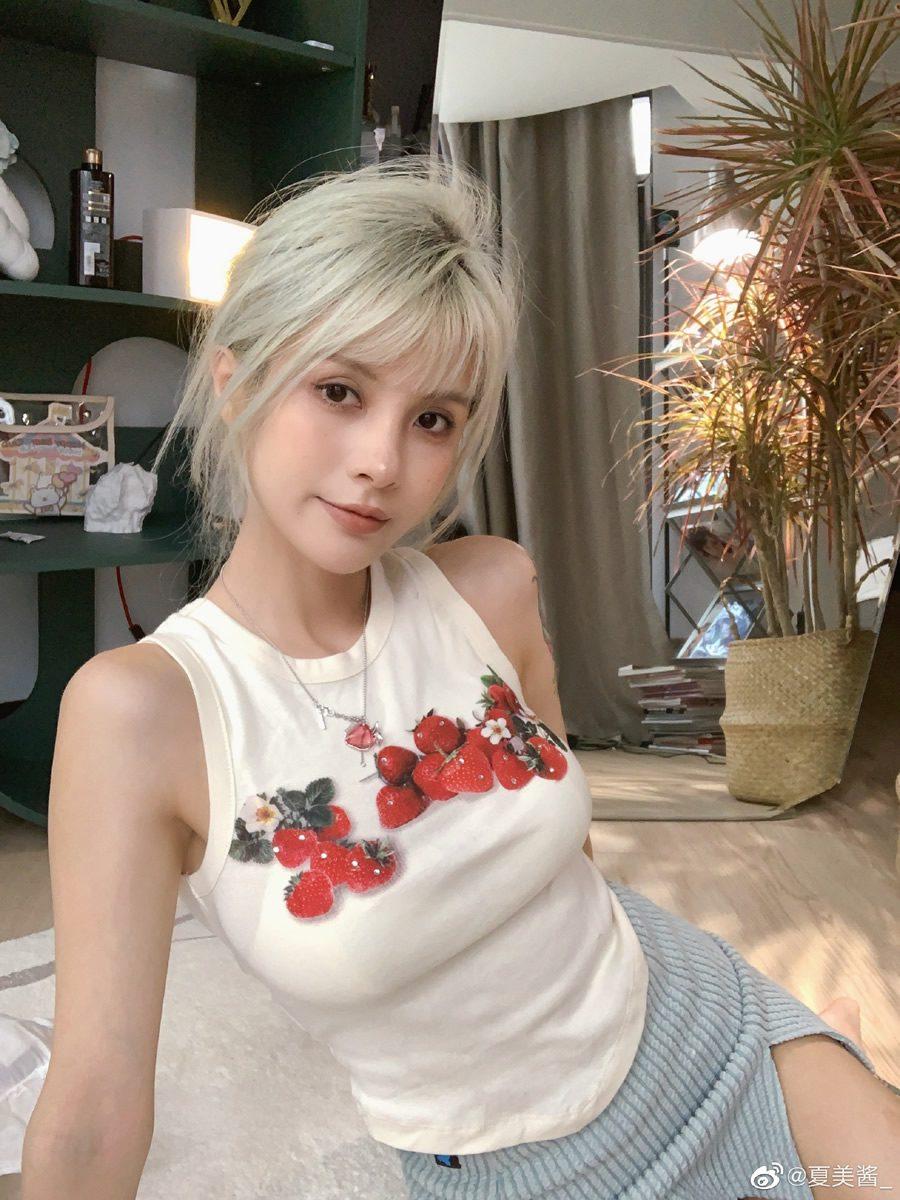 柳侑绮夏美酱cos不知火舞写真，露背毛衣才是经典之作