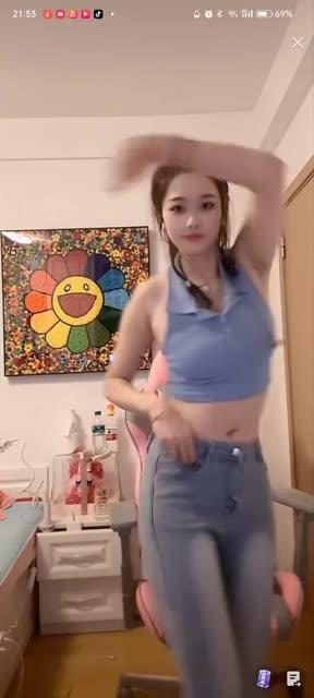 网易CC雪梨直播最新视频，看她如何与粉丝互动并展示舞蹈魅力