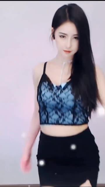 CC小燃燃巴黎世家舞蹈表演,从时尚到舞蹈的独特风格 CC小燃燃巴黎世家舞蹈表演,从时尚到舞蹈的独特风格