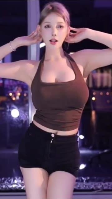 网易CC深田老师直播整活,刺激热舞让人欲罢不能 网易CC深田老师直播整活,刺激热舞让人欲罢不能