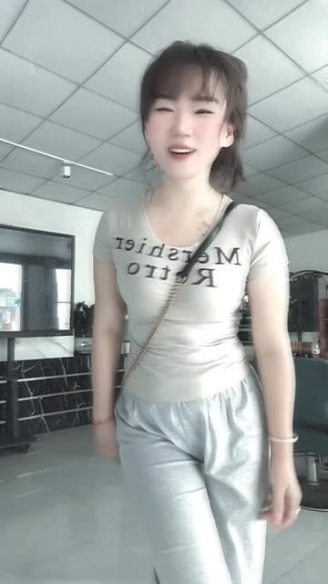 CC小微微至尊版舞蹈，她的舞蹈风格如何吸引粉丝的目光？