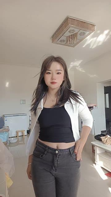 CC小微微至尊版舞蹈，她的舞蹈风格如何吸引粉丝的目光？