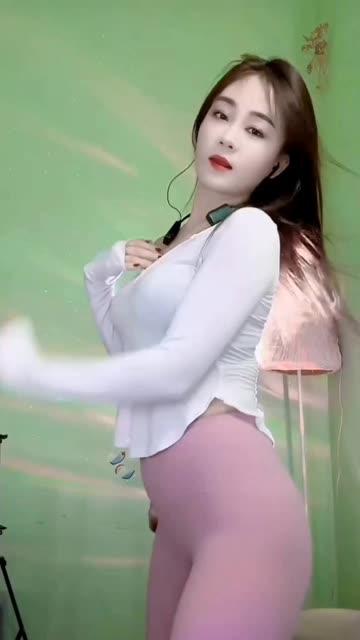 网易CC小燃燃舞蹈风采，她的订制作品如何吸引粉丝？