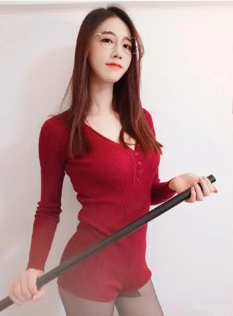 斗鱼一姐轩子海外直播超开放，水友表示：穿衣细节满分！