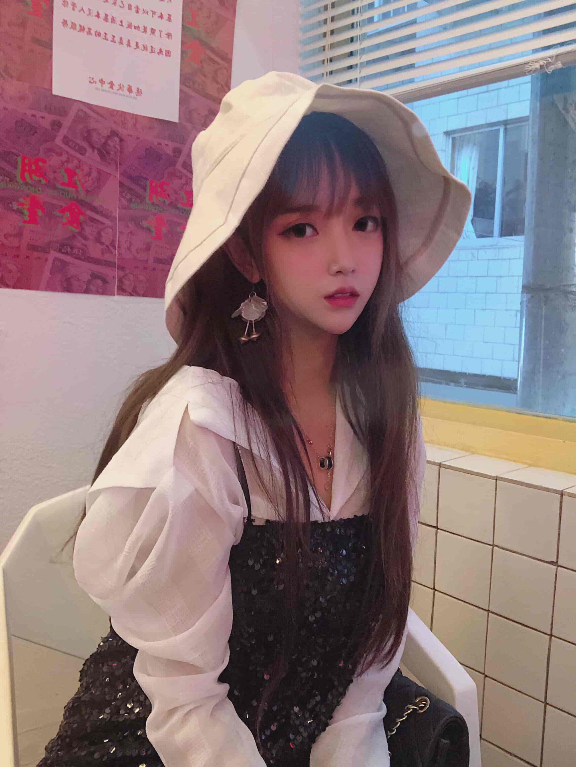 过期米线线喵sama新原版无水印写真，西装里的绑带套图在线