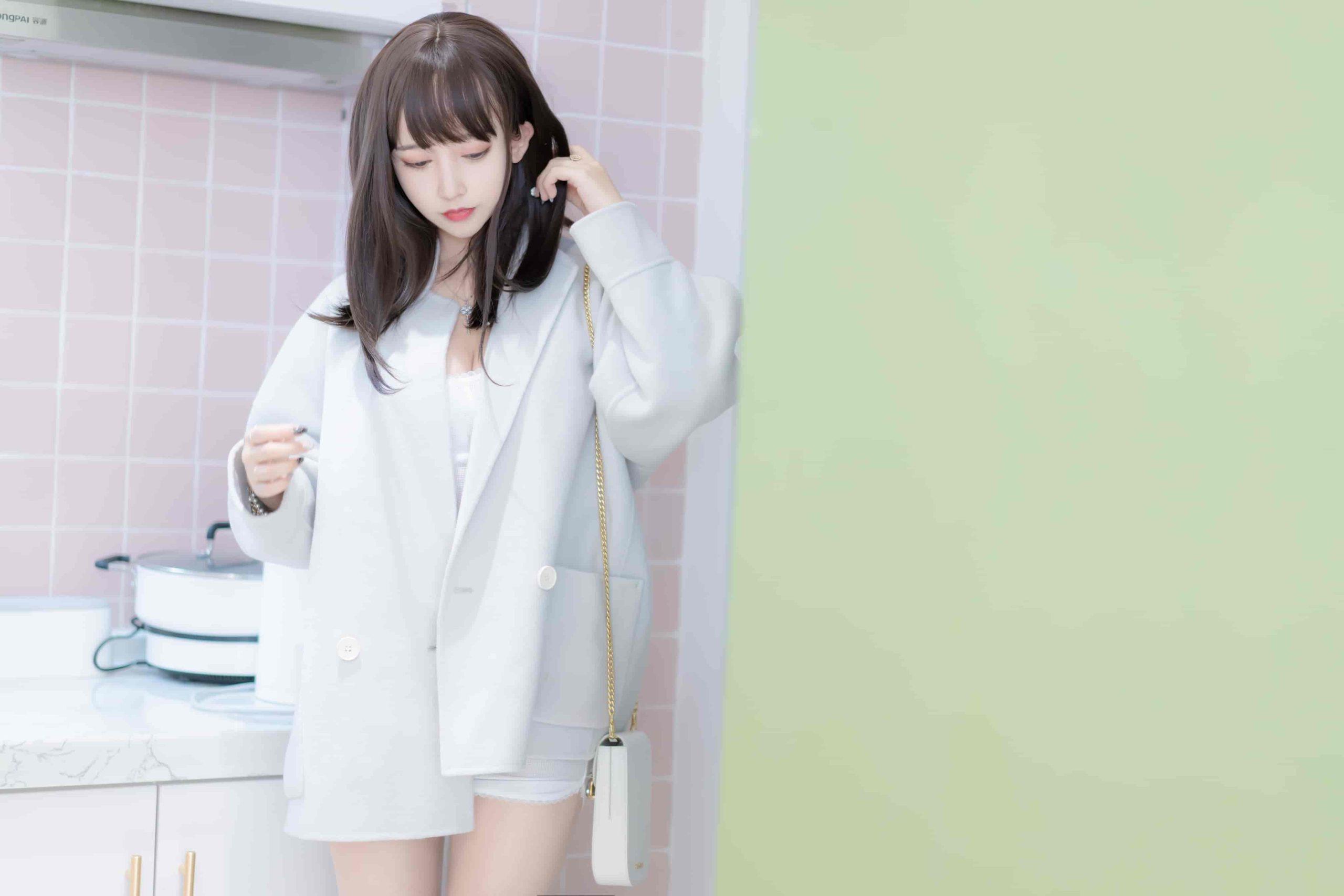 过期米线线喵sama新原版无水印写真，西装里的绑带套图在线