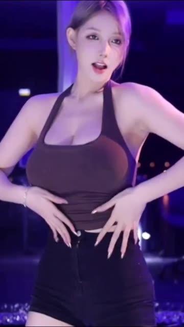 网易CC深田老师直播整活,刺激热舞让人欲罢不能 网易CC深田老师直播整活,刺激热舞让人欲罢不能