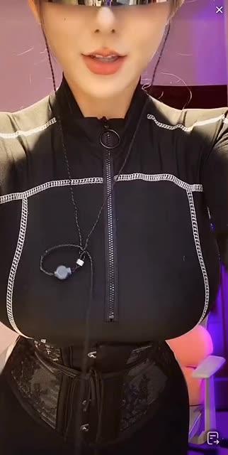 二姐疼你后续发展方向，她在网红界的未来走向如何？