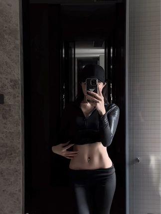 金希儿微密圈嘉宾作品性感魅力展现，24岁韩国网红备受瞩目