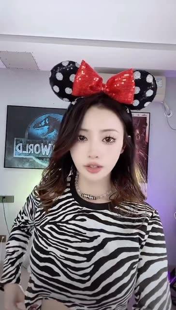 一只霸王兽全程腿抖倒地,精彩视频背后的搞笑瞬间 一只霸王兽全程腿抖倒地,精彩视频背后的搞笑瞬间