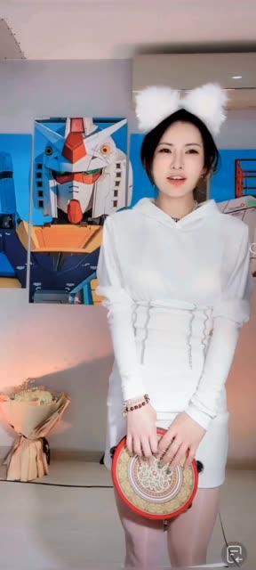 一只霸王兽抖腿摔倒视频，抖腿摔倒的搞笑时刻回放