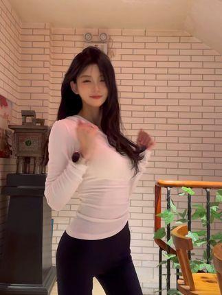 一只树懒直播跳舞记录，她的才艺表现为何获得粉丝称赞？